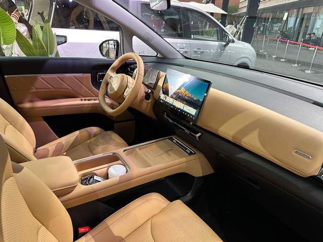 五菱星光730正式上市:空間、安全、動力全面越級